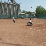 Kinderen van het dagverblijf nemen deel aan een tenniswedstrijd