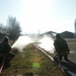 De brandweer test de nieuwe pomp